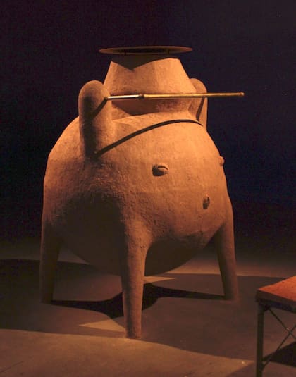 El motor I (2019), el horno de barro creado por Gabriel Chaile que se usará para elaborar platos del moderno restaurante bar de Arthaus Central