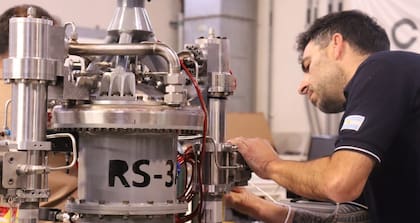 El motor MT-B de VENG sigue las pautas de diseño de los motores más modernos: muchos de sus componentes han sido impresos en 3D, con tecnología aditiva (incluso la turbobomba) y tiene válvulas electrónicas de accionamiento mecánico, lo que permite mucha precisión para controlar los valores del motor