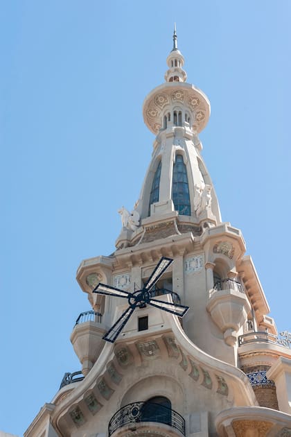 El motor original que alimenta las aspas del molino de la fachada también fue reparado