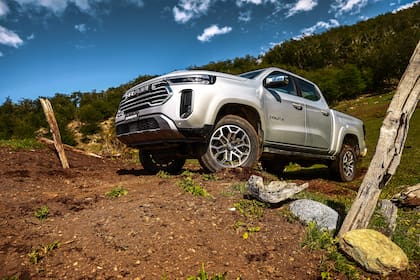 El motor turbodiésel de 200 CV y 450 Nm, combinado con tracción 4AUTO y reductora, mostró solvencia en barro y pendientes naturales.