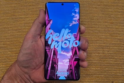 El Motorola Edge 50 Ultra tiene una pantalla de 6,7 pulgadas con tasa de refresco a 144 Hz