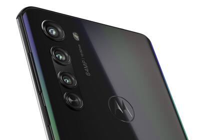 El Motorola Edge tiene una cámara principal de 64 megapixeles y usa pixel binning (toma cuatro muestras para cada pixel de una foto de 16 megapixeles); el Edge ofrece un sensor de 108 megapixeles para lograr fotos de 27 megapixeles