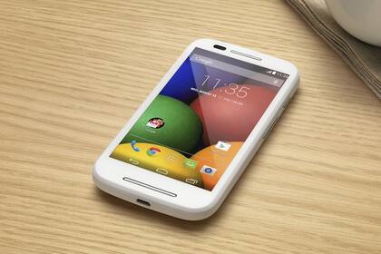 El Motorola Moto E, un teléfono móvil con pantalla de 4,3 pulgadas y Android 4.4