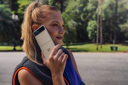 El Motorola Razr 40 (o Razr 2023 en EEUU) tiene una pantalla plegable interna de 6,9 pulgadas, y una pequeña pantalla externa