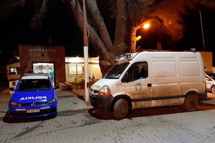 El móvil del Cuerpo Médico Forense frente a la comisaría 1ra de El Calafate momentos antes de partir hacia Rio Gallegos con el cuerpo de Fabián Gutierrez.