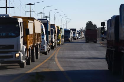 El movimiento de camiones en la ruta provincial 10 en el acceso norte de San Lorenzo