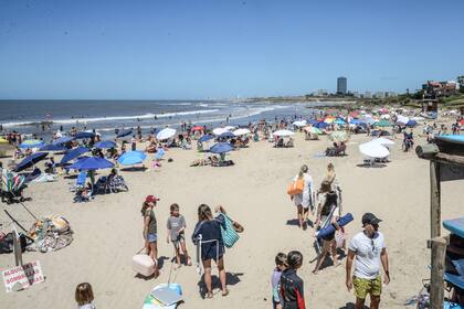 El movimiento en las playas esteñas de La Barra, hoy por la mañana