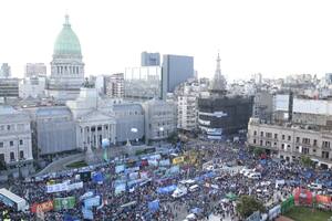 El Movimiento Evita, Barrios de Pie y la Corriente Clasista y Combativa, entre otros grupos, marcharon al Congreso para respaldar la creación del impuesto a las grandes fortunas y celebrar el Día de la Militancia