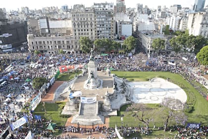 El Movimiento Evita, Barrios de Pie y la Corriente Clasista y Combativa, entre otros grupos, marcharon al Congreso para respaldar la creación del impuesto a las grandes fortunas y celebrar el Día de la Militancia