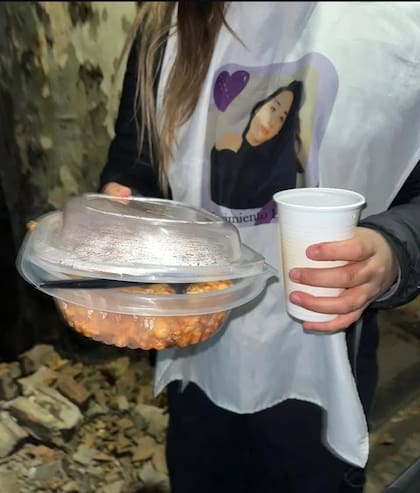 El Movimiento Lucía, presente: reparte comida y abrigo a quienes lo necesiten