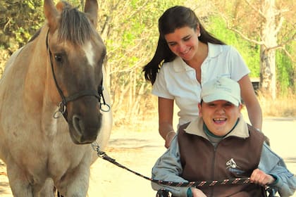 “El movimiento que realiza el animal al andar es muy similar al que hacemos cuando caminamos. Por eso, al subirse a uno, la persona que tiene alguna discapacidad motriz usa los mismos músculos que usaría si estuviese caminando”, explica Cataldi.