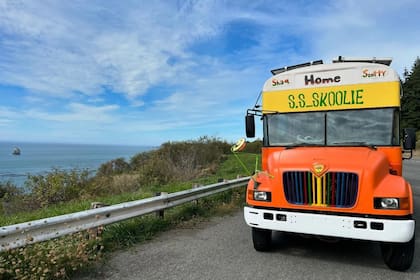 El movimiento “skoolie life” gana adeptos entre quienes buscan reducir gastos y vivir de forma más libre
