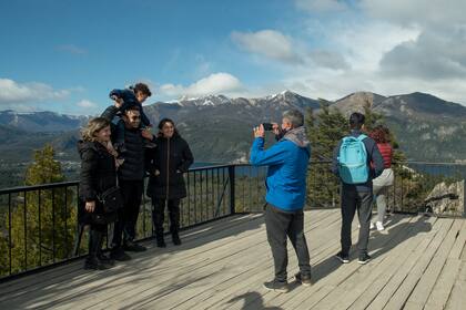 El movimiento turístico repuntó en Bariloche y toda la región, sin hasta el momento resultar afectado por los conflictos territoriales y los ataques vandálicos