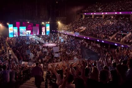 El Movistar Arena es el escenario donde ocurre el acto final de campaña para de Badajoz (Daniel Kuzniecka) y el pastor Emilio (Diego Peretti)