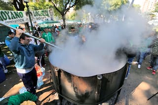 Los gremios extendieron la protesta con un paro de transporte y ollas populares