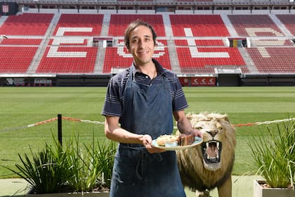 El mozo de León, con el estadio a sus espaldas