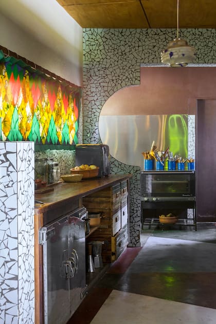 El mueble bajomesada, hecho con distintas maderas y luego tratado con laca, se cerró, en algunas partes con puertas provenientes de viejas heladeras industriales.