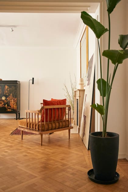 “El mueble chino lo compré en un anticuario a la vuelta de mi oficina, me parecía que podía darle un toque distinto”. Juego de sillones (Urbano Estudio).