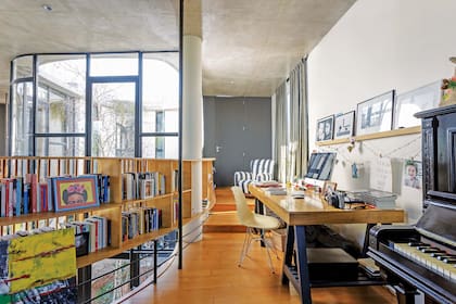 El mueble circular deja pasar la claridad y aprovecha el espacio liberando las paredes de biblioteca alguna.
