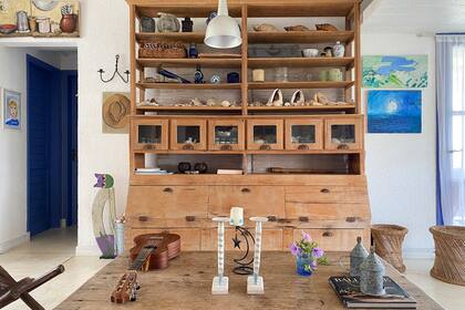 El mueble de almacén auxilia la cocina vecina y le presta su presencia súper decorativa al living.