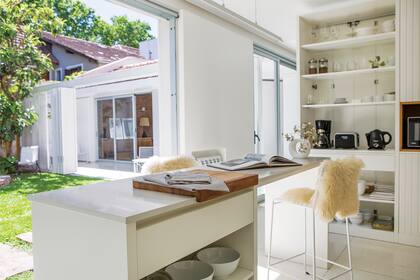 El mueble de la cocina es súper práctico, ya que tiene acceso también desde el comedor