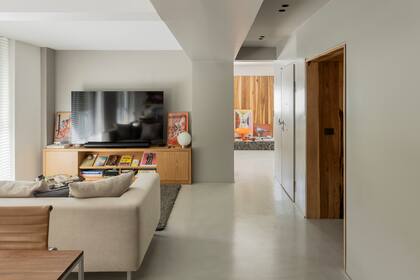 El mueble de la TV combina espacio de guardado con estantes de exhibición, uno de ellos inclinado para que se vean las portadas de las revistas. Sofá 'Nueve' (Helmut)