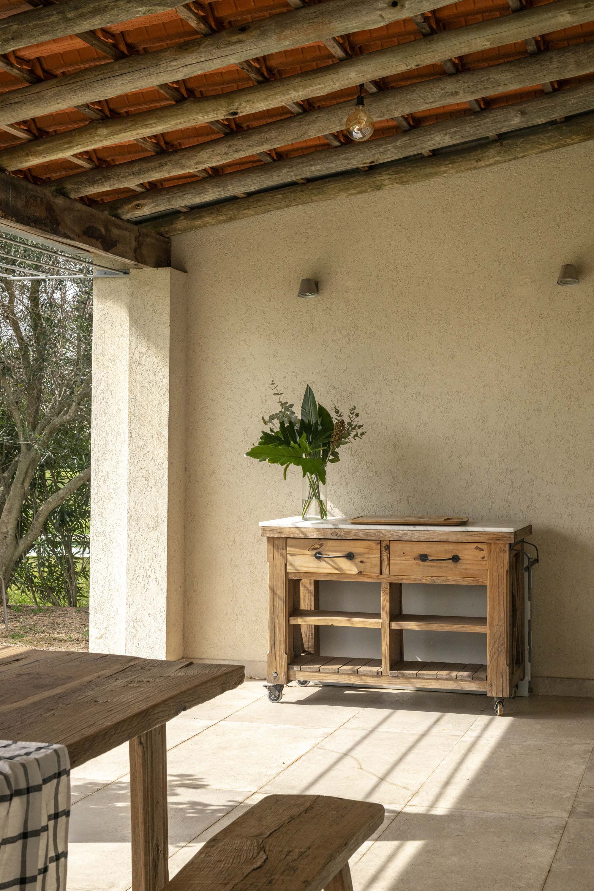 El mueble de madera, con ruedas para que sea multifunción, ya lo tenían los dueños de casa.