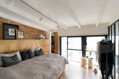 El mueble fue diseñado a medida. Cuadros de Alec Franco y lámpara de Remy Studio