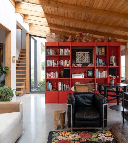 El mueble fue diseñado por María Correa y el cuadro es de Matilde Pérez.