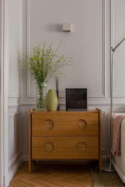 El mueble junto al sillón es su diseño ‘Montes’.