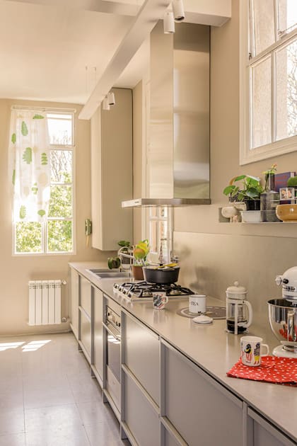 El mueble (OrdoñezWenzke) con mesada ‘Pietra di Luna’ (Neolith) atraviesa la cocina y el comedor.