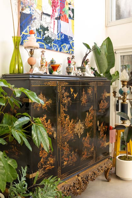 El mueble oriental antiguo fue un hallazgo de un remate en Campana. Los adornos vienen de diferentes anticuarios y de sus viajes.