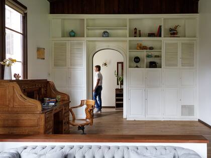 El mueble que ya estaba en la casa fue pintado de blanco y restaurado. Tiene una puerta con arco de medio punto, como la de entrada. Escritorio de roble y silla (Antigüedades Simpson).
