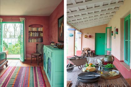 El mueble vintage, a tono con las aberturas. Las piezas colgadas en la galería están hechas por Desirée.