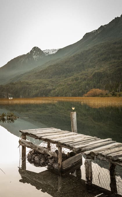 El muelle de El Refugio del Lago en el lago Epuyén
