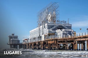 El muelle de hormigón y su infaltable cartel, símbolo de La Feliz