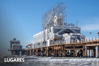 El muelle de pescadores a prueba de tormentas que alberga el único restaurante sobre el mar y un cartel gigante