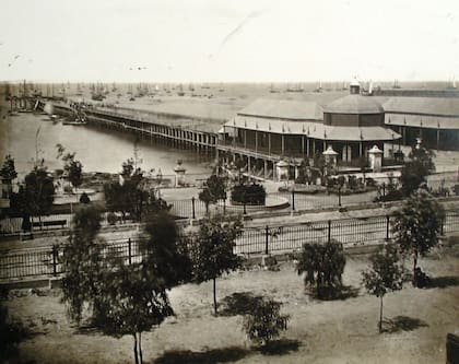 El Muelle de Pasajeros estaba a escasos metros de la estación Central. Las vías pasaban justo por delante