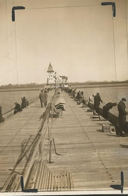 El muelle del club, en 1932, con el edificio muy avanzado, pero aún en obras. Se inauguró en 1937.
