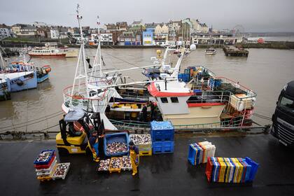 El muelle sur del puerto pesquero de Bridlington Harbor en Bridlington, noreste de Gran Bretaña