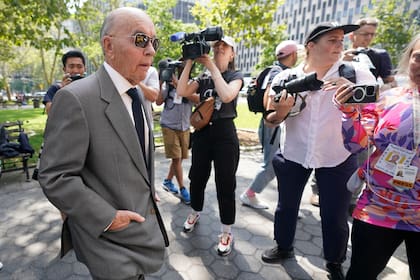 El multimillonario británico Joe Lewis al salir de la corte federal de Manhattan, en 2023