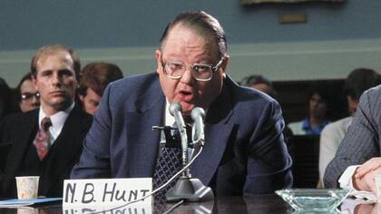 El multimillonario Nelson Bunker Hunt declaró ante la Cámara de Representantes de EE.UU. por el colapso del mercado de la plata.