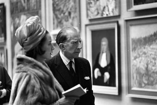 El multimillonario petrolero J. Paul Getty, con su abogada inglesa, Robina Lund, en abril de 1965 visitando una exposición en la Royal Academy de Londres