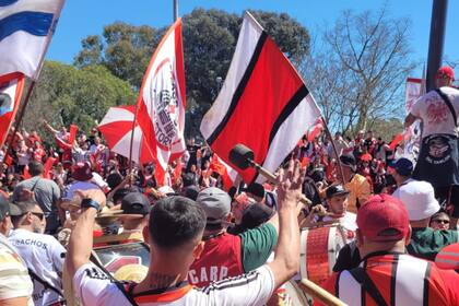El multitudinario banderazo de River para alentar a sus jugadores antes del Superclásico ante Boca