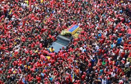 El multitudinario entierro de Hugo Chávez en 2013