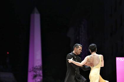 El Mundial de Tango en Diagonal Norte con el Obelisco al fondo