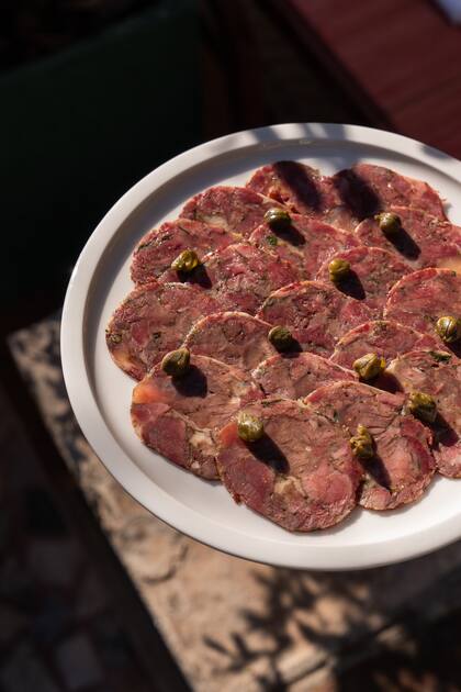 El mundo de los embutidos es el gran sello de distinción de Abreboca. Govetto Sosa es un especialista en el tema y usa tripas naturales para elaborarlos.