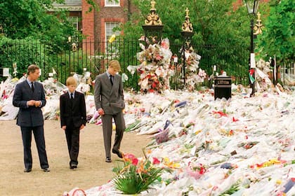 El mundo entró en shock con la muerte de Diana de Gales, el 31 de agosto de 1997. Cinco días después, sus hijos y su exmarido visitaron las ofrendas florales que los británicos dejaron en su honor afuera del Palacio de Kensington. La foto de los príncipes, aún niños, de luto, es una de las imágenes más tristes en la historia de la Familia Real.