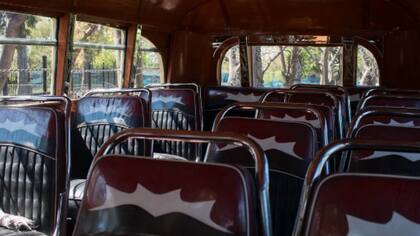 Los asientos de cuero, postales de otra época del transporte urbano