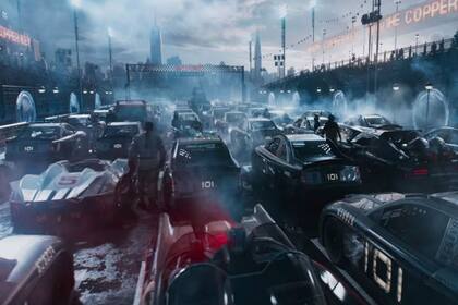 El mundo virtual de Oasis permite la convivencia entre muchos íconos de la cultura popular. En la foto, fácilmente se puede reconocer al Mach 5 de Meteoro, al Batimóvil de la serie protagonizada por Adam West, y a Ryu, el personaje del Street Fighter.